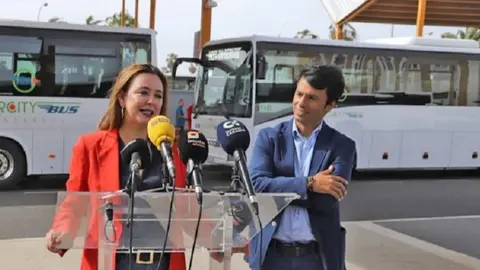 Imagen de María Dolores Corujo durante la presentación de las nuevas guaguas.
