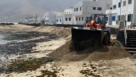 Imagen de la resposición de la arena de la caleta de Famara.
