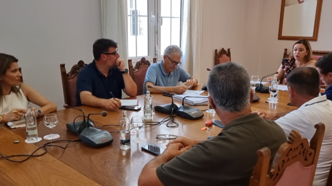 Imagen de la reunión de María Dolores Corujo con los representantes de los diferentes municipios.