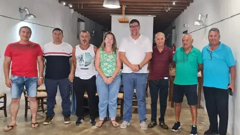 Isidro Pérez y Estefanía Luzardo junto a representantes del San Bartolomé CF.