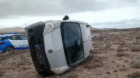 Imagen del vehículo volcado