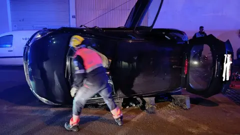 Actuación de los bomberos en el accidente de la calle Saltona de Arrecife.