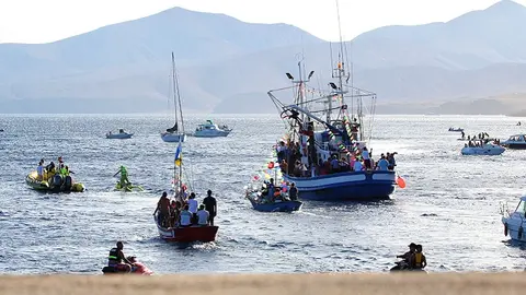 Imagen de la procesión marítima de las fiestas de Puerto del Carmen.