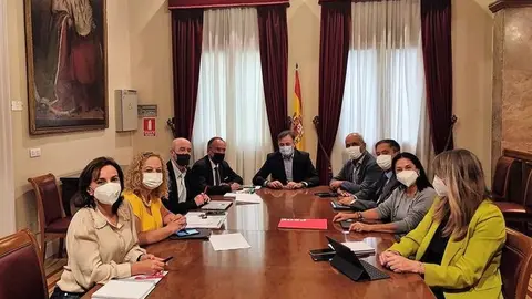 Imagen de una reunión de los senadores socialistas canarios.