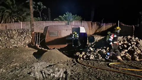 Imagen de los bomberos apagando el fuego en el interior de una autocaravana.