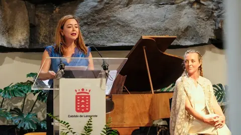 Imagen de María Dolores Corujo junto a la autora Itxaso Elorduy en la presentación del libro Lava y Arena. La Agricultura heroica de Lanzarote.