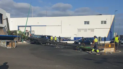 Imagen de la caída de la grúa de las obras del Hospital Doctor José Molina Orosa 