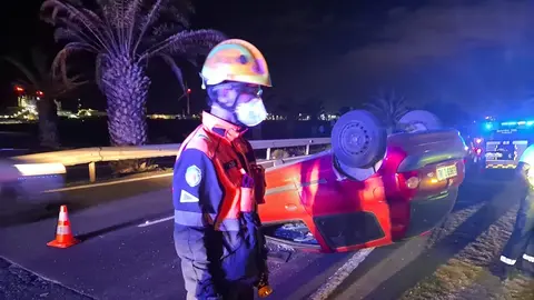 Imagen de los bomberos durante la actuación de retirada del coche accidentado.