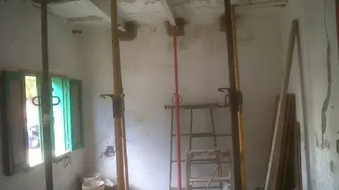 Imagen del interior de una de las viviendas de Titerroy deterioradas que llevan más de una década esperando por su rehabilitación.