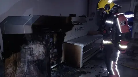 Imagen de los bomberos durante su actuación en un hotel de Playa Blanca.