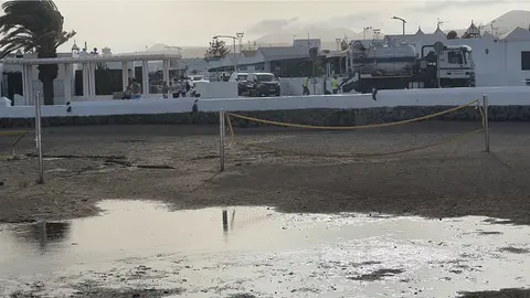 Imagen de las aguas fecales situadas en una playa de Playa Honda. 