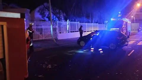 Imagen de los bomberos retirando el vehículo de la vía.