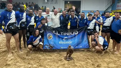 Imagen del Club de Lucha de Tinajo celebrando su cuarto título de la temporada.