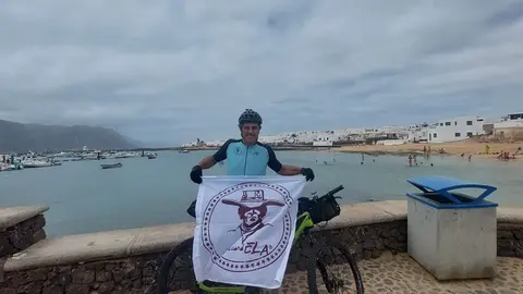 Imagen de Nacho Herrero durante la realización del reto de recorrer toda Canarias en bicicleta.
