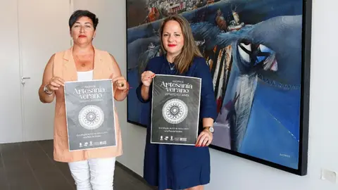 Kalinda Pérez y Carmen Guadalupe presentando la muestra de artesanía.
