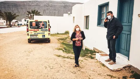 Imagen de Alicia Páez y Oswaldo Betancort en La Graciosa.