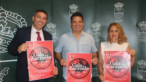 Oswaldo Betancort junto a Nori Machín y Pancho Corujo durante la presentación de la Gala de Zarzuela.