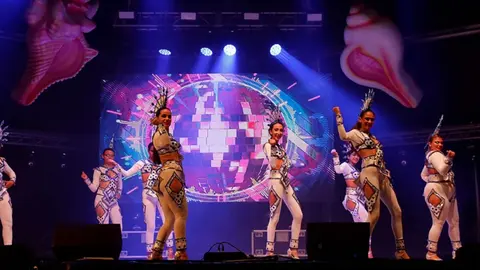 Imagen del grupo del ballet Dance Pop  durante su actuación por las fiestas del Carmen.