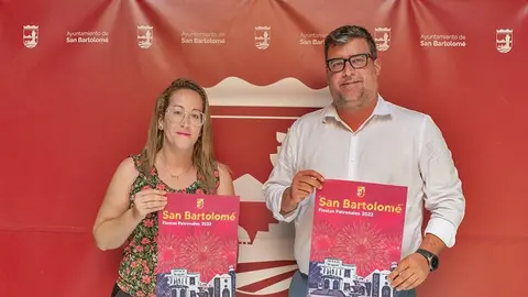 Isidro Pérez y Estefanía Luzardo presentando el programa de las fiestas patronales de San Bartolomé.