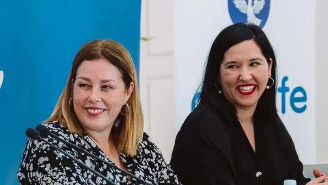 Imagen de Astrid Pérez junto a Abigail González.