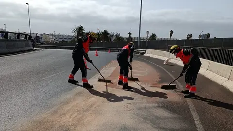 Imagen de los bomberos limpiando la calzada.