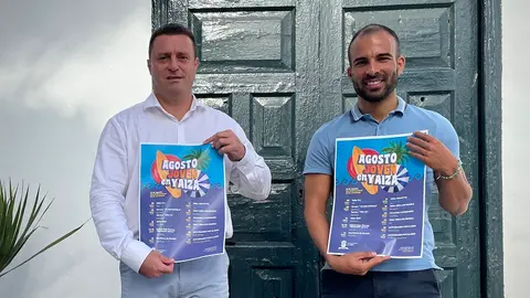 El alcalde Óscar Noda y el concejal de Juventud Daniel Medina presentando el agosto joven en Yaiza.