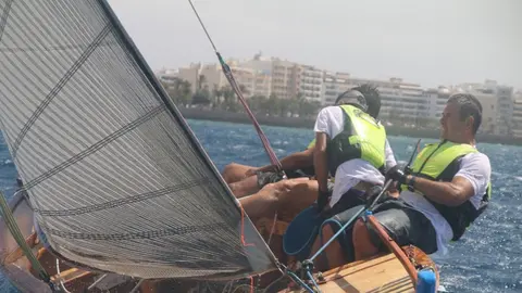 Imagen de una de las embarcaciones participantes de la 2º regata de la Liga Insular de 5 metros realizando una maniobra.