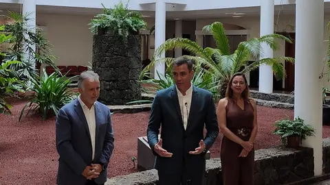 Pedro Sánchez junto a María Dolores Corujo y Ángel Víctor Torres en su comparecencia ante los medios de comunicación.