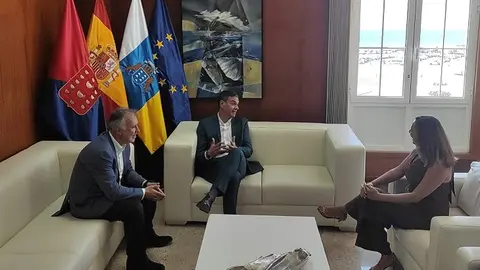 Imagen de Pedro Sánchez junto a Ángel Víctor Torres y María Dolores Corujo.