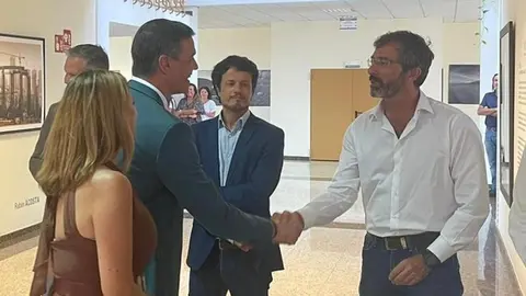 Imagen de Pedro Sánchez saludando a Pedro San Ginés durante su visita al Cabildo de Lanzarote.