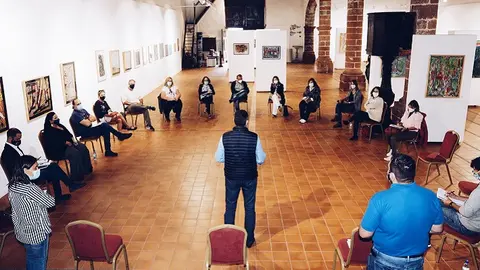 Imagen de Oswaldo Betancort y Javier Díaz con los diferentes colectivos de Teguise.