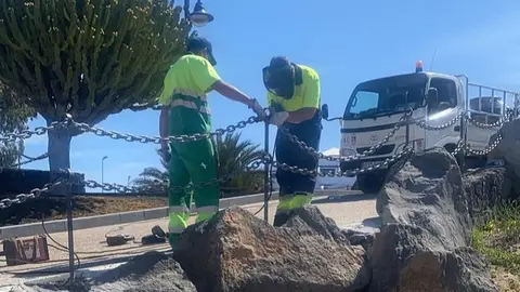 Imagen de operarios subsanando desperfectos en Tías.