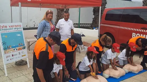Imagen de los niños aprendiendo maniobras de reanimación.