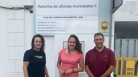Imagen de los representantes del PSOE en Tinajo junto a la reforma de las oficinas municipales II.