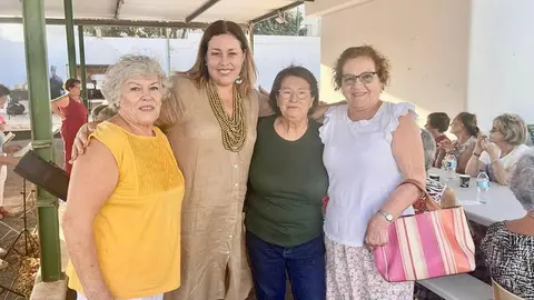 Imagen de Astrid Pérez junto a los mayores de Arrecife.