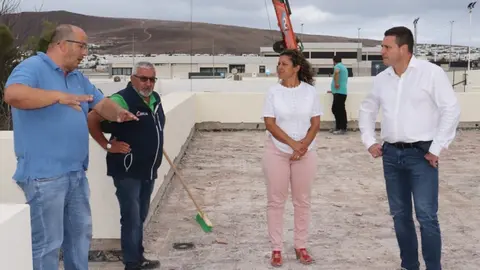 Óscar Noda junto a Rubén Arca y Silvia Santana en su visita a las obras en el CEIP Playa Blanca.