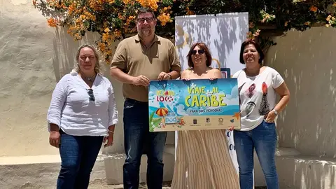 Isidro Pérez, Alma González y Guadalupe Fiorelli junto a la ganador del campaña Verano Loco.