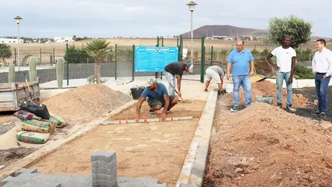 Imagen de Óscar Noda junto a Rubén Arca en las obras de accesibilidad en el parque canino de Playa Blanca.
