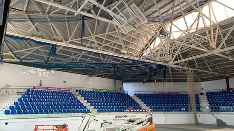 Imagen del techo del pabellón deportivo de Tías.