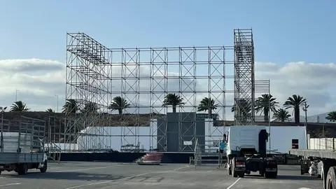Imagen de los operarios preparando las estructuras para el concierto en el Recinto Ferial de Arrecife.