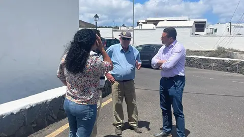 Óscar Noda en su visita al pueblo de Uga.