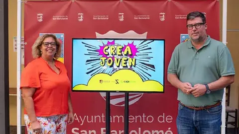 Isidro Pérez junto a Ana María Lopes presentando el concurso Crea Joven.