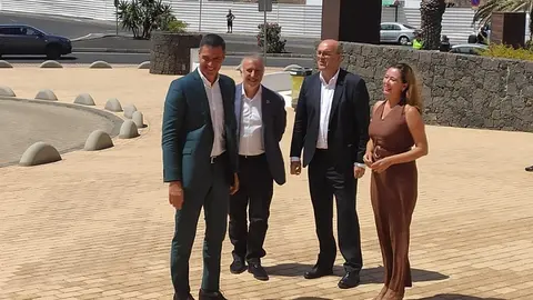 Imagen de Pedro sánchez junto a María Dolores Corujo, Ángel Víctor Torres y el delegado del Gobierno.