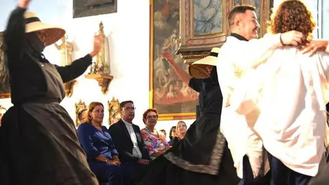 Imagen de Astrid Pérez y Encarna Páez disfrutando de las actuaciones en el interior de la iglesia de San Ginés.