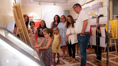 Imagen de la inauguración de la exposición de pintura creativa.