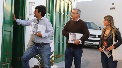 Imagen de los concejales socialistas de Teguise durante la realización de su iniciativa.
