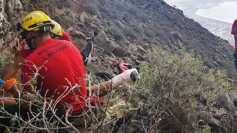 Imagen de los bomberos durante el rescate en el Risco de Famara.