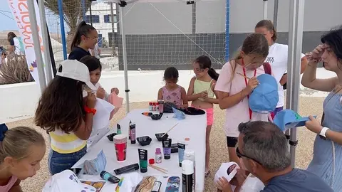 Imagen de los más pequeños de la Caleta de Famara disfrutando de las actividades del Día de la Juventud.