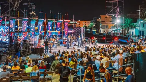 Imagen de la gran afluencia de público presente durante una de las actuaciones realizadas en el escenario del Charco de San Ginés por las fiestas.