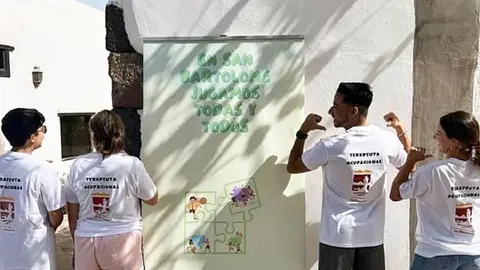 Imagen de participantes en las actividades adaptadas e inclusivas junto a un cartel promocional.